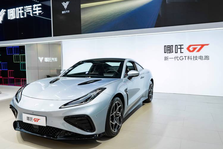 重庆190哪吒汽车在智能汽车领域的表现，领途汽车在新能源汽车市场中的影响力